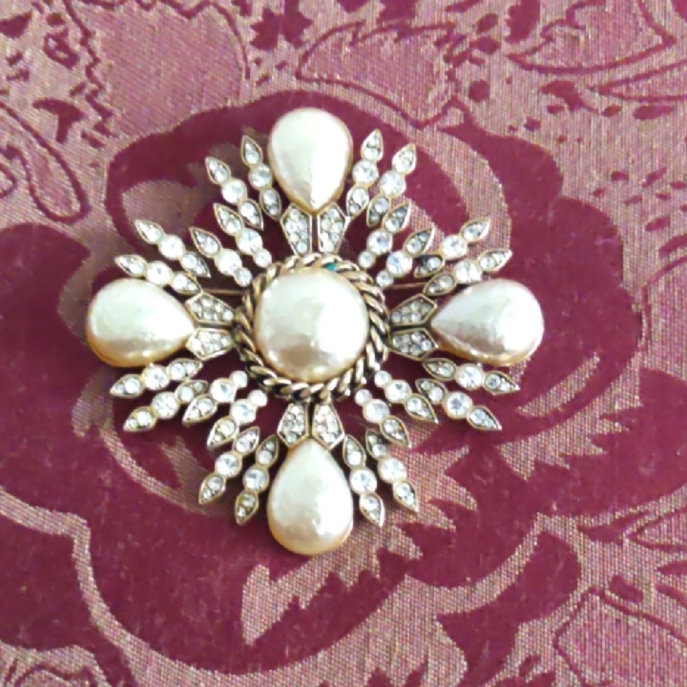 Elegant Faux Pearl and Crystal Brooch - Picture 1 of 6